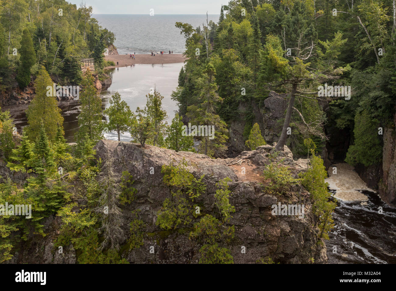 Silver Bay, Minnesota - Taufe Fluss, wo es mit dem Lake Superior in Tettegouche State Park. Stockfoto