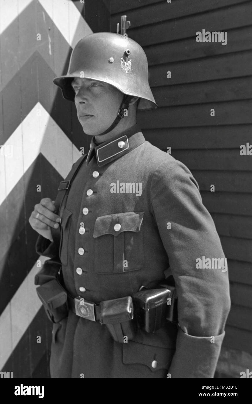 Ein Bundeswehrsoldat steht an Aufmerksamkeit, Ca. 1938. Stockfoto