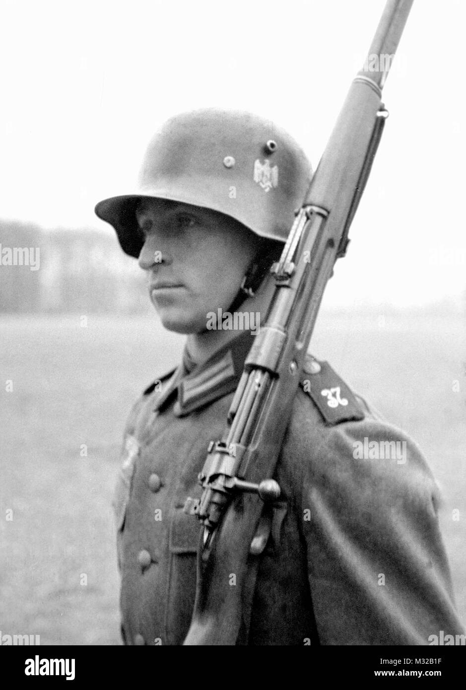 Ein Bundeswehrsoldat steht an Aufmerksamkeit, Ca. 1938. Stockfoto