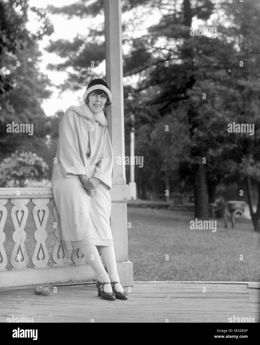 Flapper posiert für ein Foto auf der Veranda, Ca. 1925. Stockfoto