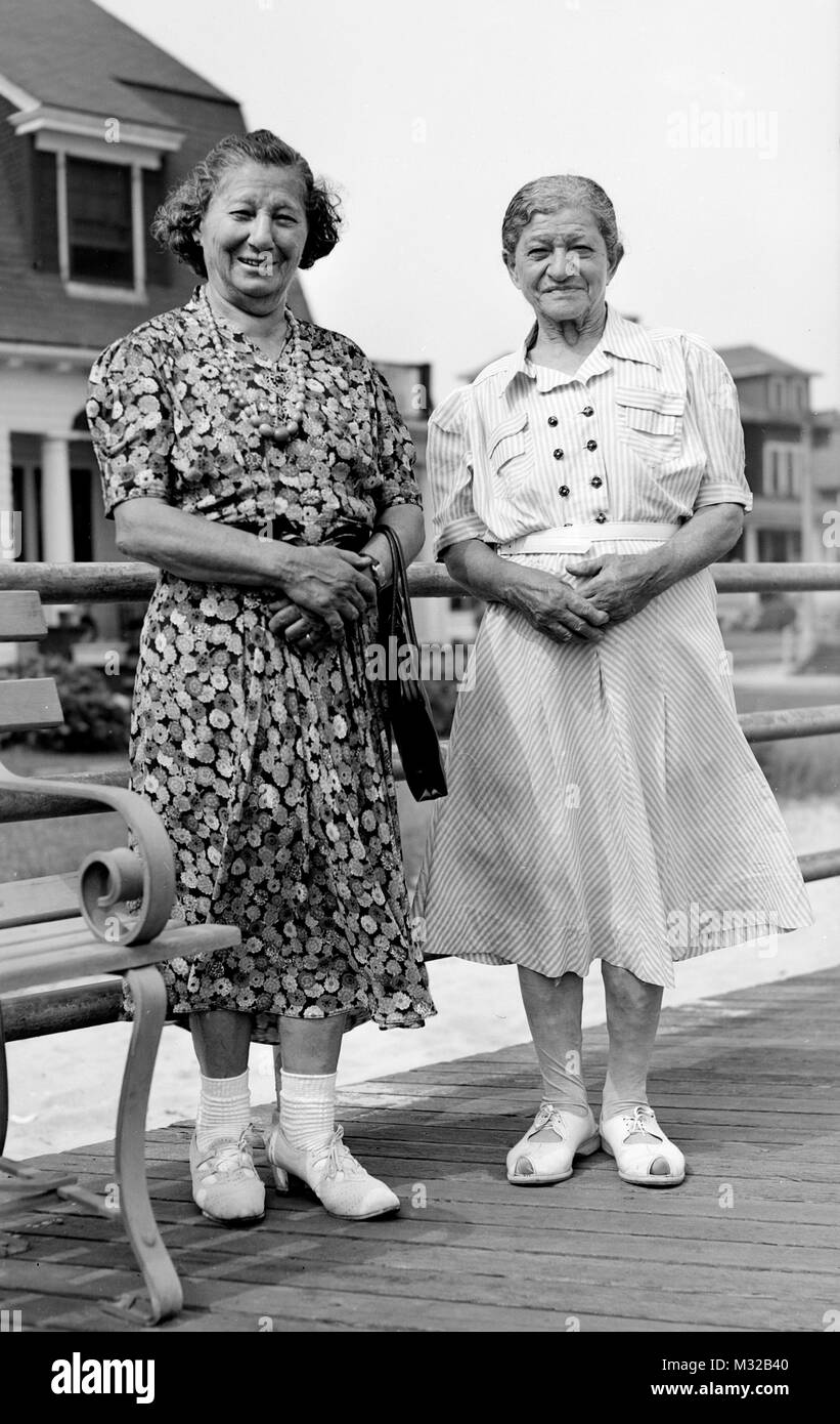 Ältere Schwestern ähnlich zusammen für ein Portrait darstellen, Ca. 1948. Stockfoto