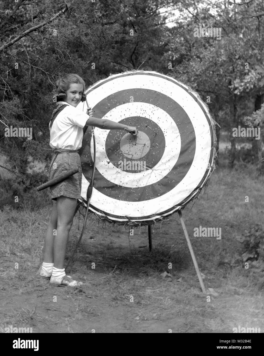 Jugendlich Mädchen entfernt Pfeile aus einem Bogenschießen target, Ca. 1950. Stockfoto