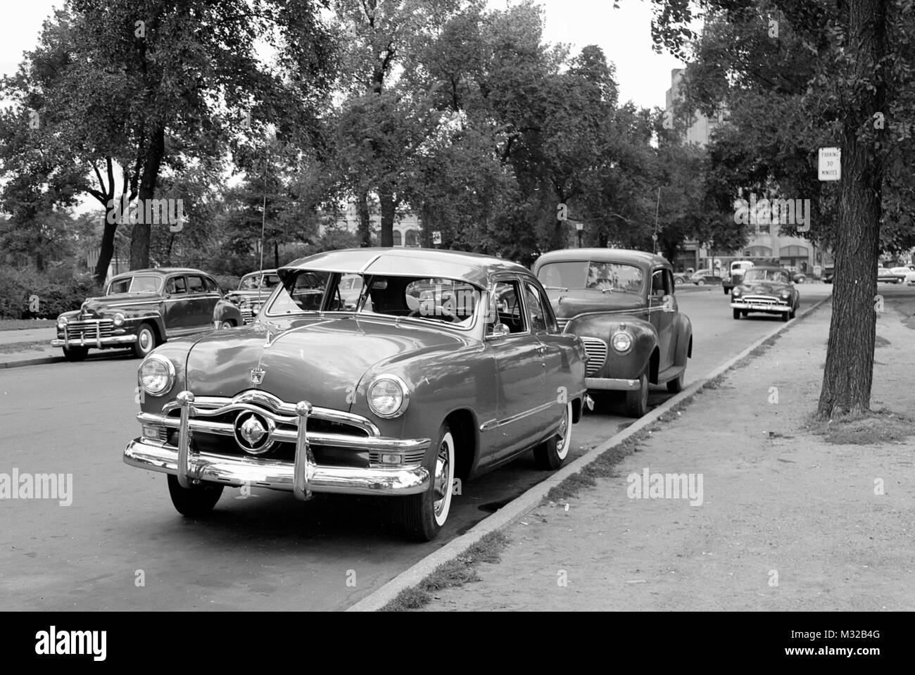 Autos entlang der Straße in Roosevelt Park in Detroit, Michigan, geparkt, Ca. 1945. Stockfoto Autos entlang der Straße in Roosevelt Park in Detroit, Michigan, geparkt, Ca. 1945. Stockfoto