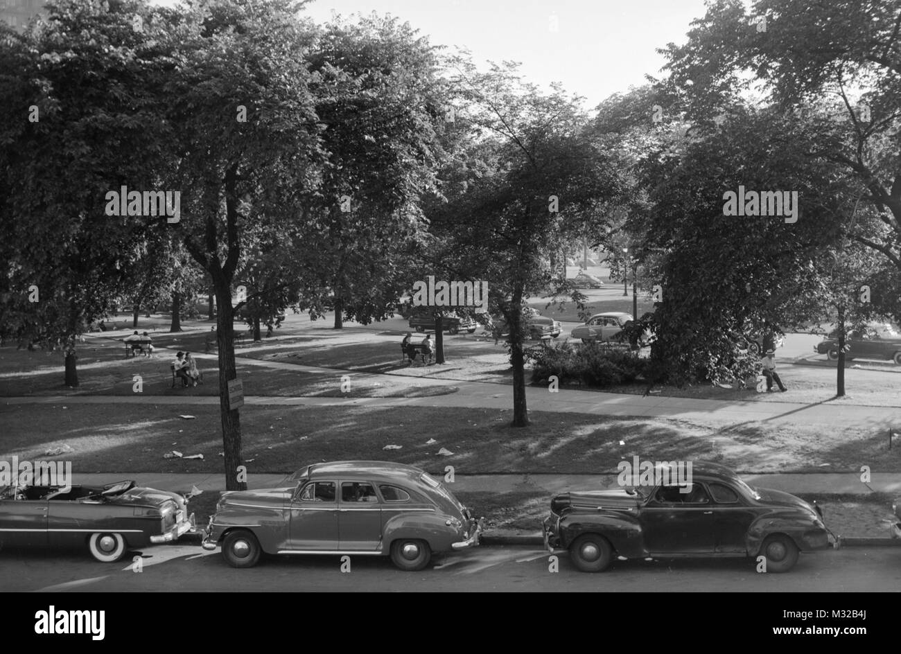 Autos entlang der Straße in Roosevelt Park in Detroit, Michigan, geparkt, Ca. 1945. Stockfoto Autos entlang der Straße in Roosevelt Park in Detroit, Michigan, geparkt, Ca. 1945. Stockfoto
