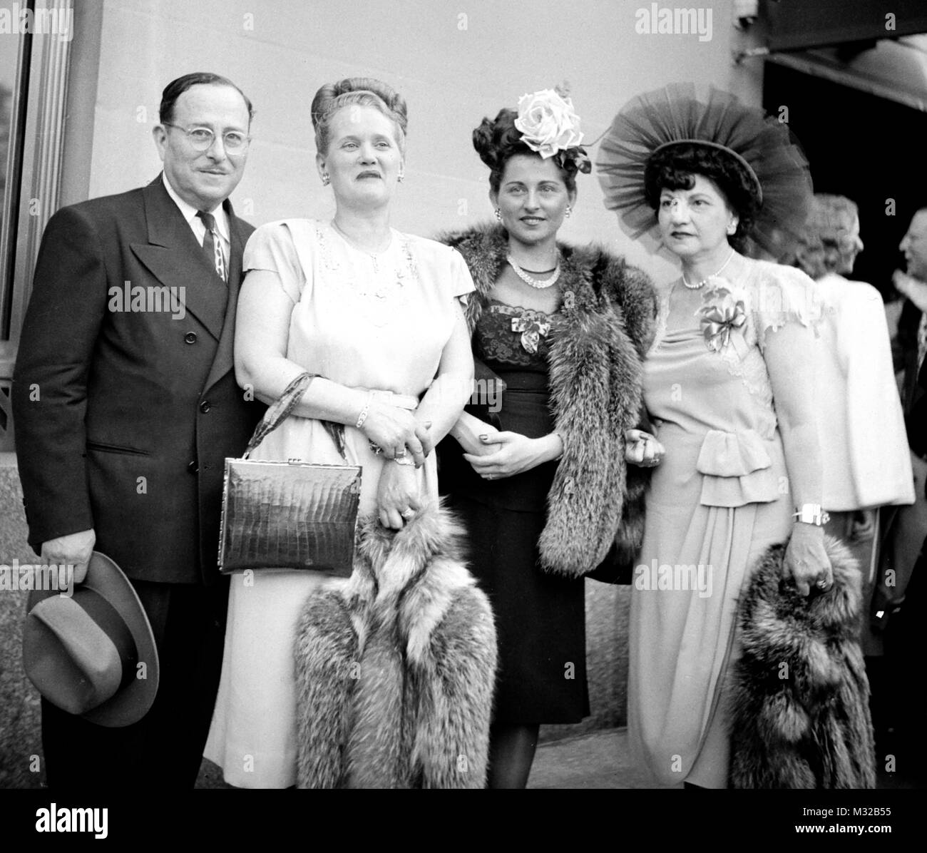 Modische Quartett stellt sich vor dem Eintritt in eine Gesellschaft in den USA, Ca. 1928. Stockfoto