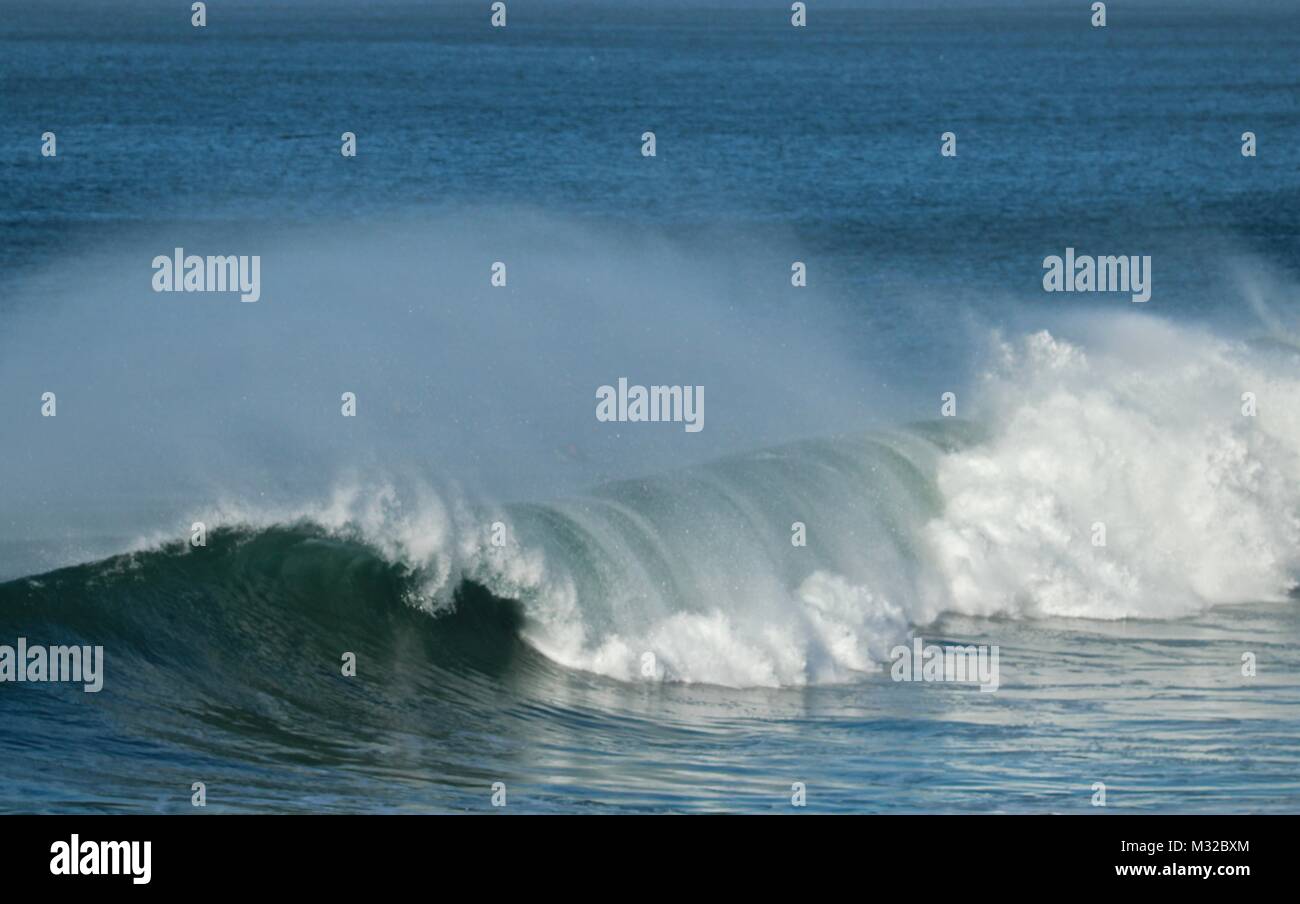 Blau-grüne Wellen Winden in den Pazifischen Ozean Stockfoto