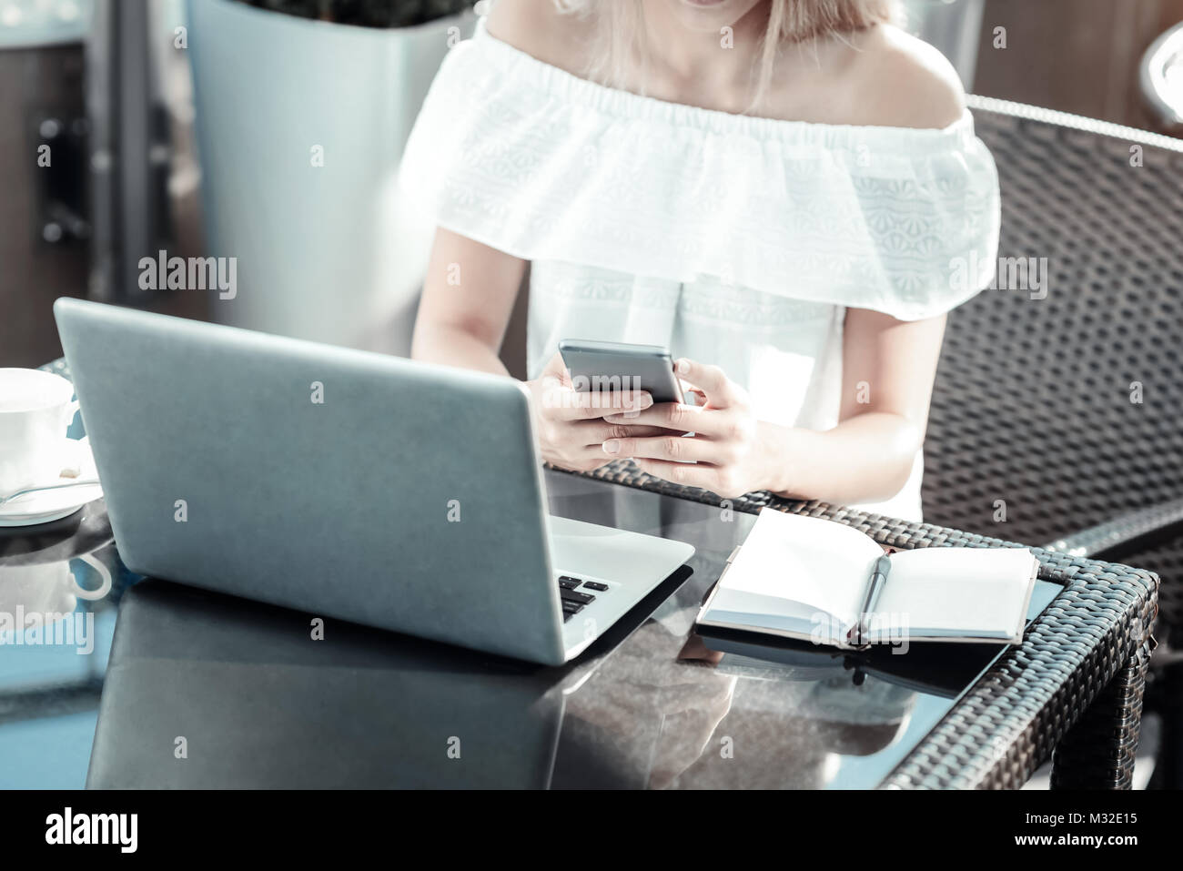 Nahaufnahme eines Arbeitsbereichs, der eine moderne Geschäftsfrau Stockfoto