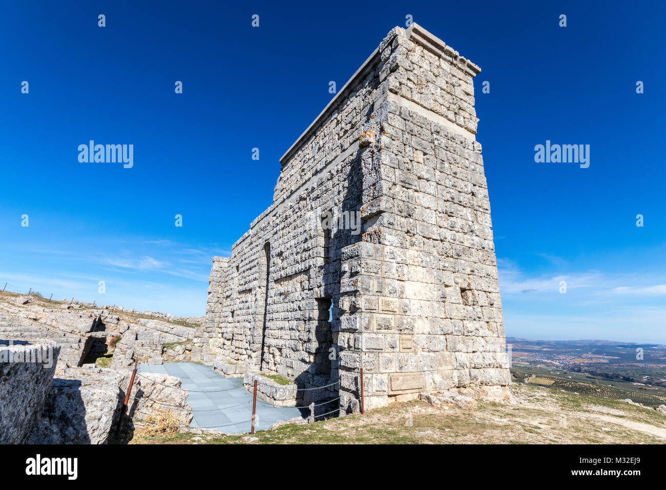 Das römische Theater von Acinipo, Teil der archäologischen Ausgrabungsstätte der antiken Stadt von Acinipo in der Serranía de Ronda in der Provinz Malaga, Andalusien, Stockfoto