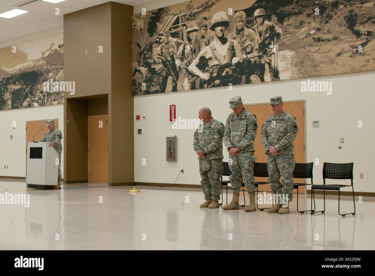 Die 45Th Field Artillery Brigade hosted eine Änderung des Befehls am Hauptsitz in Mustang, Oklahoma, am 13. Juni 2015. Während der Zeremonie, scheidender Kommandeur, Oberst Amos 'Mike' Chase, der Krämer, Oklahoma, dankte den Soldaten der Brigade für ihre harte Arbeit während seiner drei Jahre in Befehl. Oberst Gregor Lankford, Weatherford, Oklahoma, die eingehenden Commander, sagte, er sei stolz darauf, Kommandeur der Brigade seine Vor 31 Jahren als private. Foto: Maj. Geoff Legler, Oklahoma Army National Guard Public Affairs 45 FAB CoC005 durch Oklahoma nationalen Schutz verband Stockfoto