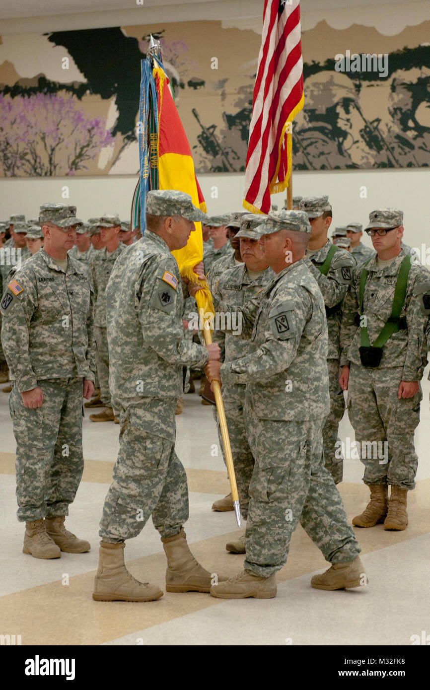 Colonel Mike Chase (rechts) ausgehende Kommandant der 45th Field Artillery Brigade, Hände die Brigade Farben Generalmajor Robbie Asher, der Adjutant General für Oklahoma. Die Brigade hosted eine Änderung des Befehls am Hauptsitz in Mustang, Oklahoma, am 13. Juni 2015. Während der Zeremonie, scheidender Kommandeur, Oberst Amos 'Mike' Chase, der Krämer, Oklahoma, dankte den Soldaten der Brigade für ihre harte Arbeit während seiner drei Jahre in Befehl. Oberst Gregor Lankford, Weatherford, Oklahoma, die eingehenden Commander, sagte, er sei stolz darauf, Kommandeur der Brigade seine Vor 31 Jahren als priv verbunden Stockfoto