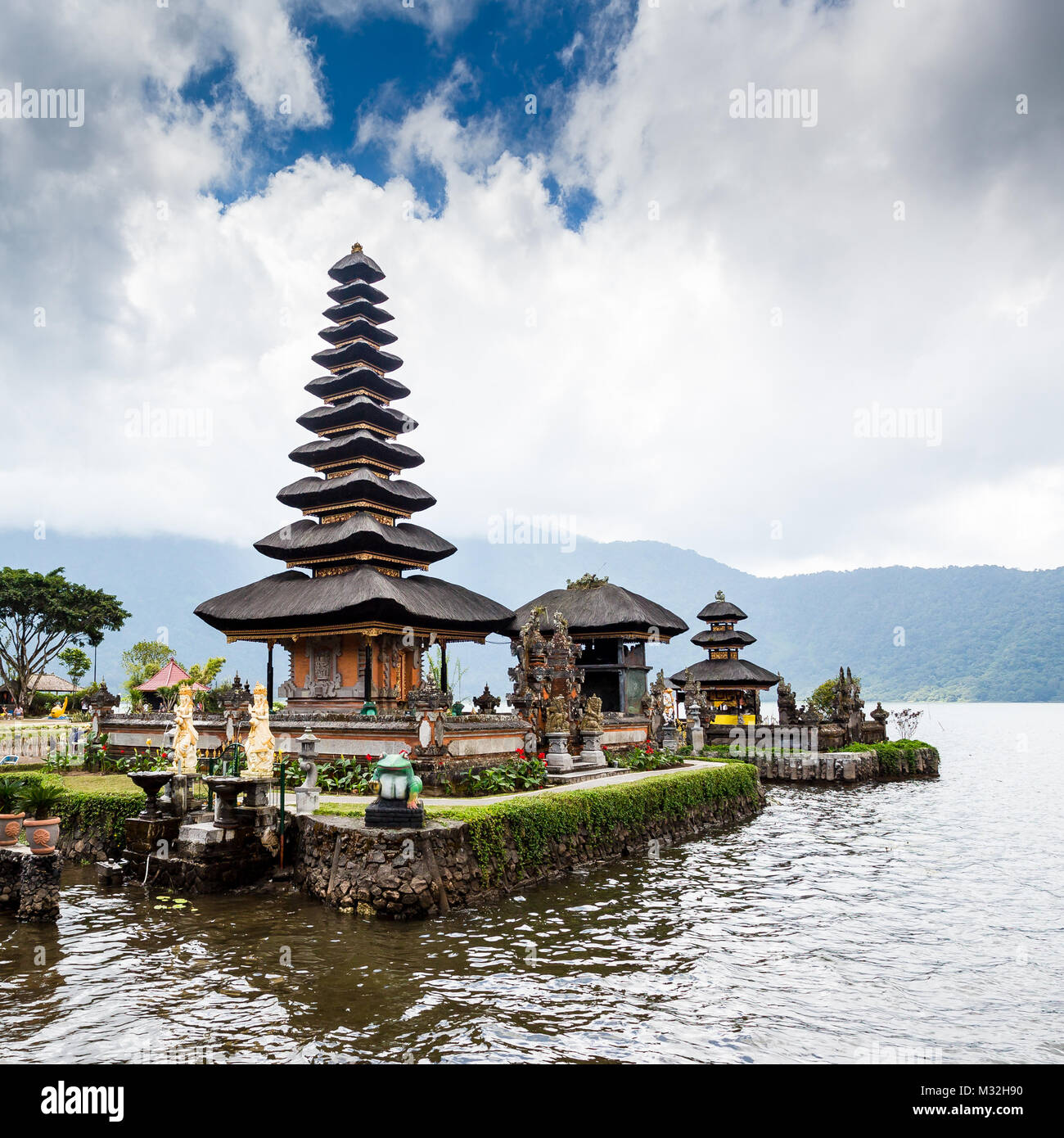 Pura Ulun Danu Bratan, Bali. Hindu Tempel auf Bratan See. Große Shivaite und Wasser Tempel auf Bali, Indonesien. Reisen Bali, Indonesien. Stockfoto