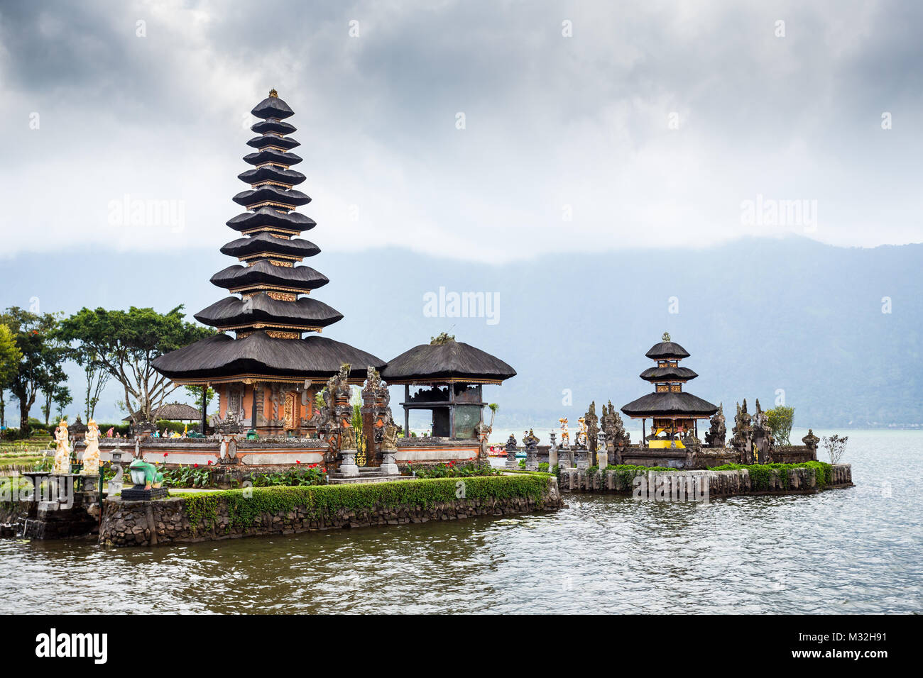 Pura Ulun Danu Bratan, Bali. Hindu Tempel auf Bratan See. Große Shivaite und Wasser Tempel auf Bali, Indonesien. Reisen Bali, Indonesien. Stockfoto