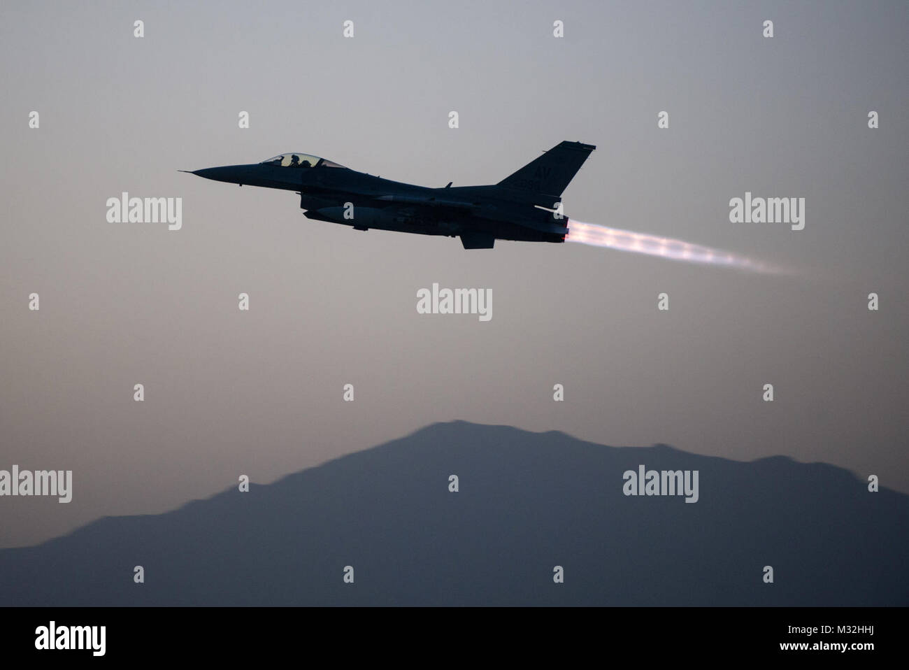 Eine F-16 Fighting Falcon in die 36Th Expeditionary Jagdgeschwader zugewiesen ist, sich auf die Bekämpfung von Sortie ab Flughafen Bagram, Afghanistan, Sept. 6, 2015. Die F-16 ist ein multi-role Fighter Aircraft, die sehr wendig ist und hat sich bewährt in der Luft-/Luft- und Luft-zu-Boden bekämpfen. (U.S. Air Force Foto/Tech. Sgt. Joseph Swafford) 25084688456 932 cb8 cdfc o durch AirmanMagazine Stockfoto