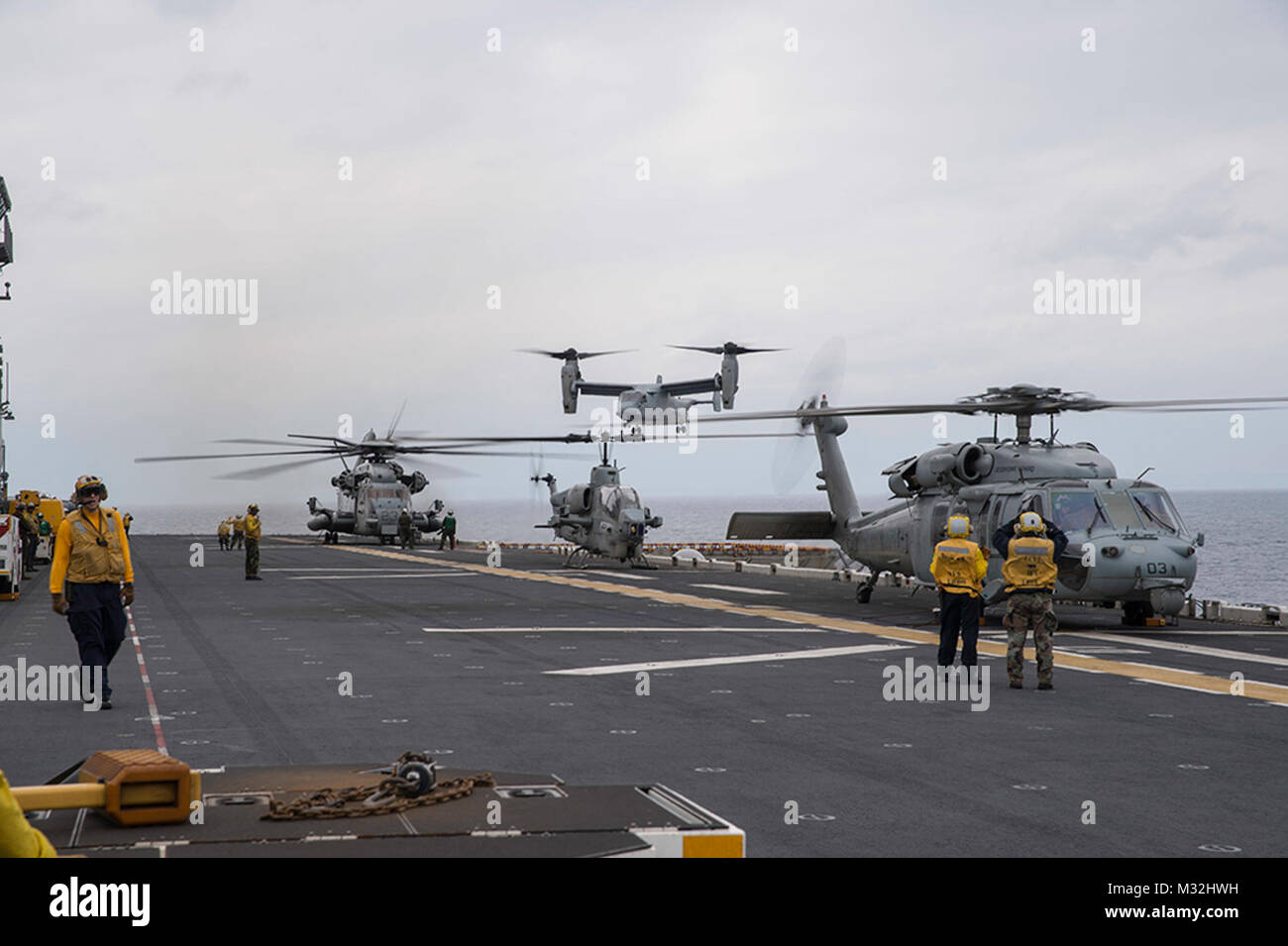 160227-N-XK 809-207 PAZIFISCHEN OZEAN (Feb. 27, 2016) - eine MV-22 Osprey, angeschlossen an Marine Medium Tilt rotor Squadron 265 (VMM-265) "Drachen", landet auf dem Flugdeck des Amphibious Assault ship USS BONHOMME RICHARD (LHD6). Bonhomme Richard ist der Leitung Schiff der Bonhomme Richard Amphibious Ready Gruppe und soll die amphibischen Integration Training (AIT) und eine Zertifizierung (certex) mit dem begonnen 31 MEU zu beteiligen. (U.S. Marine Foto von Mass Communication Specialist Seaman William Sykes/Freigegeben) USS BONHOMME RICHARD Operationen während der Fahrt in den Pazifischen Ozean von # FIRMA PACOM Stockfoto