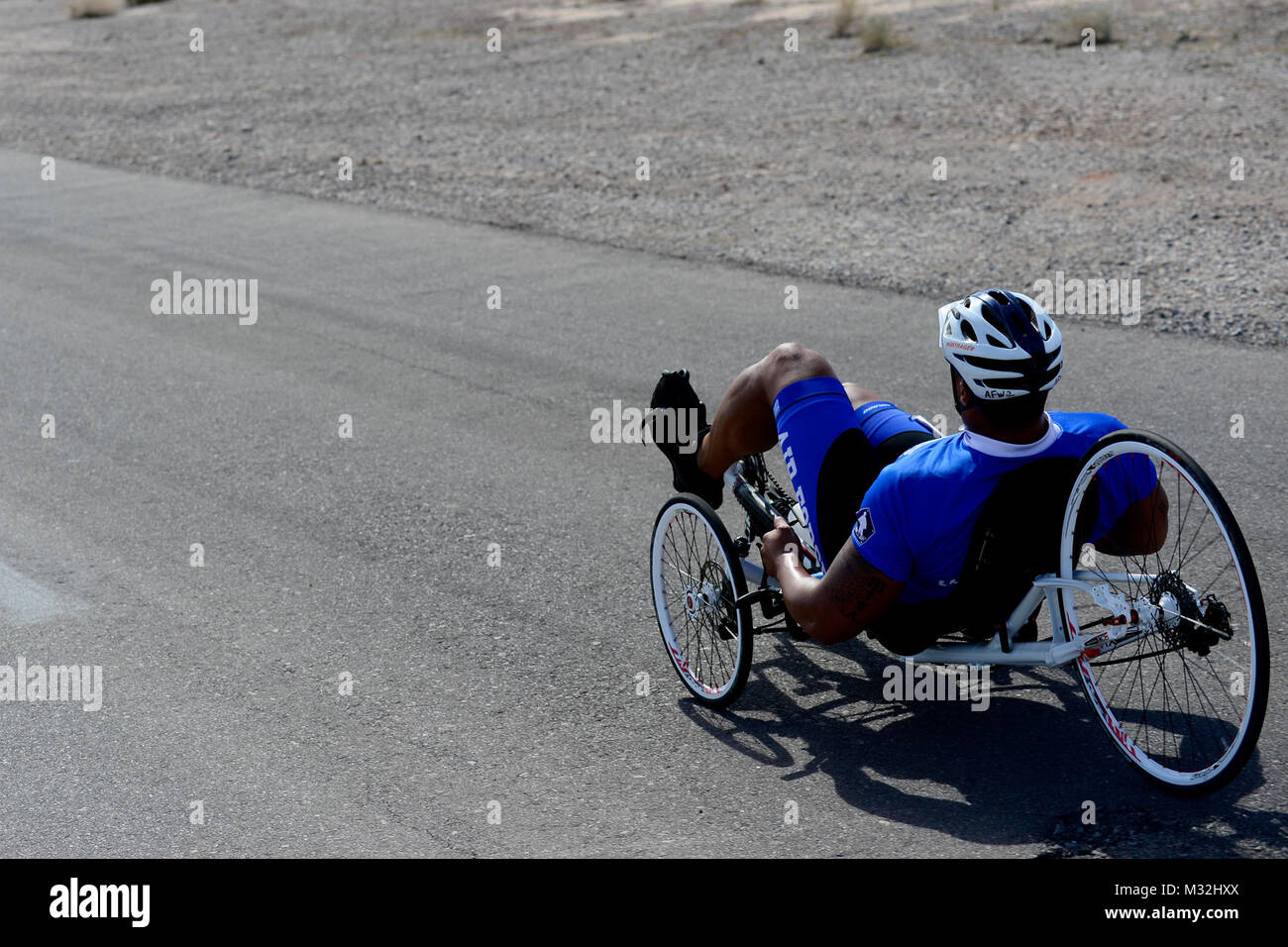 Tino Uli, Luftwaffe Studien radfahren Konkurrent, Rennen die Ziellinie während der 2016 Air Force Studien an der Nellis Air Force Base, Nev, 24.02.27. Die Luftwaffe Versuche sind eine adaptive Sport Event konzipiert, die geistige und körperliche Wohl zu fördern ernsthaft verletzten, Kranken und Verletzten militärische Mitglieder und Veteranen. Mehr als 100 Verwundete, Kranke oder Verletzte service Männer und Frauen aus dem ganzen Land wird für einen Punkt auf die 2016 Krieger spiele Team, das die Luftwaffe an der US Military Academy in West Point im Juni stellen konkurrieren. (U.S. Air Force Foto: Staff Sgt. DeAndre Curtiss/Rel Stockfoto