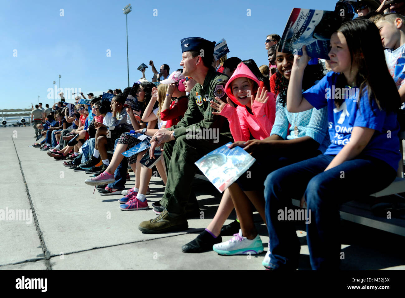 Fans der US-Air Force Demonstration Squadron "Thunderbirds", Beobachten eine Leistung an der Nellis Air Force Base, Nev, 24.02.29. Die Luftwaffe Versuche sind eine adaptive Sport Event konzipiert, die geistige und körperliche Wohl zu fördern ernsthaft verletzten, Kranken und Verletzten militärische Mitglieder und Veteranen. Mehr als 100 Verwundete, Kranke oder Verletzte service Männer und Frauen aus dem ganzen Land wird für einen Punkt auf die 2016 Krieger spiele Team, das die Luftwaffe an der US-Militärakademie in West Point im Juni stellen konkurrieren. (U.S. Air Force Foto: Staff Sgt. DeAndre Curtiss/Freigegeben) DRE Stockfoto