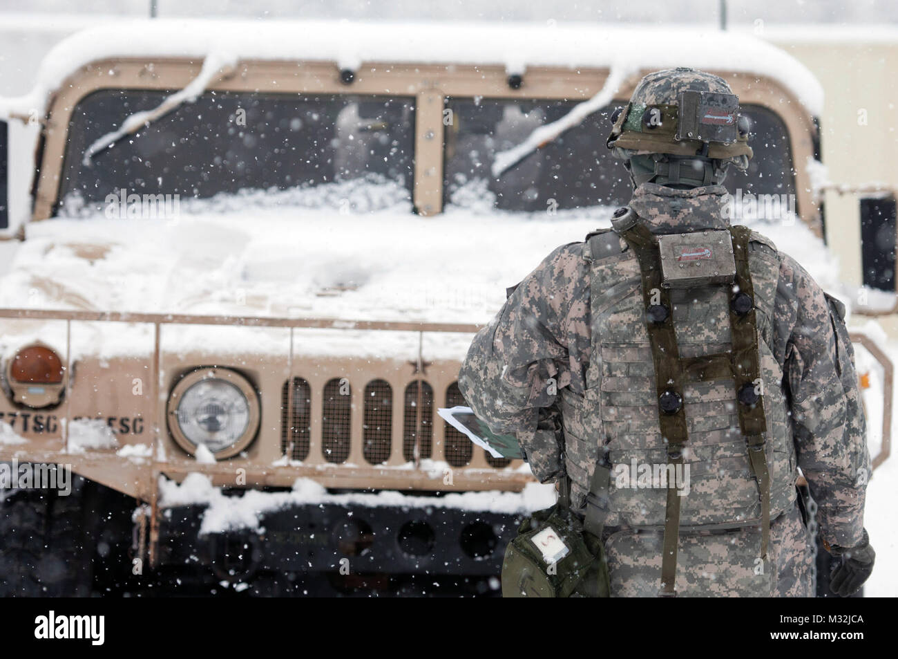 Der Soldat mit dem 301 regionalen Support Group, führt eine Wanderung rund um Überprüfung einer HUMVEE als Teil einer präventiven maintenaince überprüfen während des Kampfes Sustainment Unterstützung Übung 76-16-01 bei Joint Base Mc Guire-Dix - Lakehurst, New Jersey, 4. März 2016. (U.S. Armee Foto von Sgt. Christopher Bigelow/Freigegeben) 160304-A-PF 724-170 von 316 ESC Stockfoto