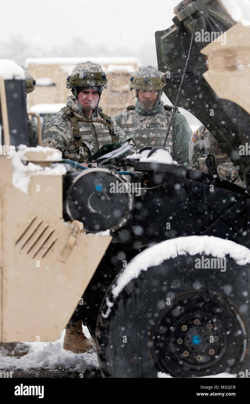 Soldaten, die in den 301 regionalen Support Group, führen präventive maintenaince Kontrollen in einem HUMVEE während des Kampfes Sustainment Unterstützung Übung 76-16-01 bei Joint Base Mc Guire-Dix - Lakehurst, New Jersey, 4. März 2016. (U.S. Armee Foto von Sgt. Christopher Bigelow/Freigegeben) 160304-A-PF 724-172 von 316 ESC Stockfoto