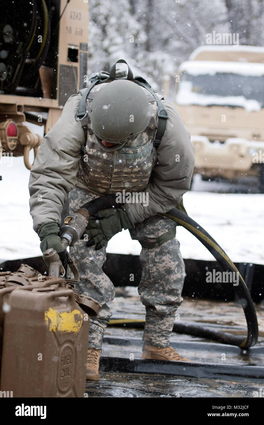 Spc. Roddgrev Walter, ein petrolium Versorgung Fachmann mit der 957 Quartermaster Firma (petrolium Versorgung) füllen Dosen während des Kampfes Sustainment Unterstützung Übung 78-16-01 bei Joint Base Mc Guire-Dix - Lakehurst, New Jersey, 4. März 2016. (U.S. Armee Foto von Sgt. Christopher Bigelow/Freigegeben) 160304-A-PF 724-179 von 316 ESC Stockfoto