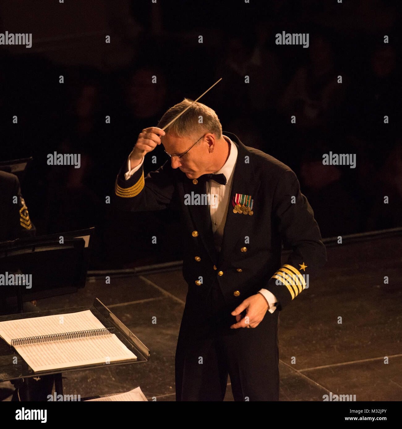 NEW HAVEN, CT (Mar. 12, 2016) Kapitän Kenneth Collins führt die United States Navy Concert Band an der Yale University Woolsey Hall in New Haven, CT. Die US-Marine Band ist auf eine 25-tägige Reise durch den Nordosten der Vereinigten Staaten. (U.S. Marine Foto von Chief Musiker Melissa Bischof/Freigegeben) 160312-N-NW 255-086 von United States Navy Band Stockfoto