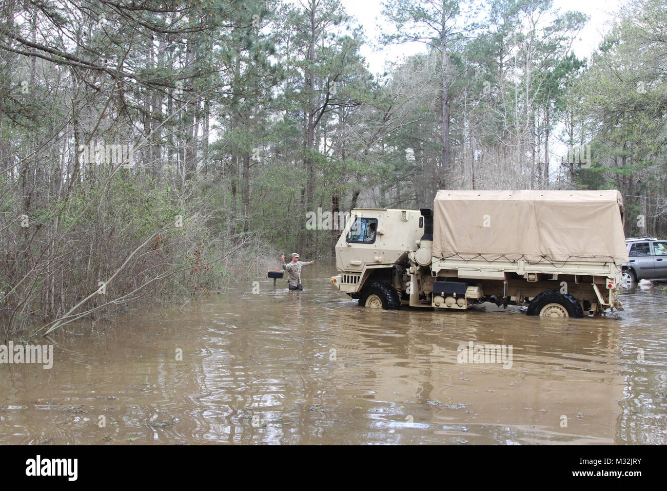 Sgt. David Breaud von Deville, La, mit Hauptsitz und Sitz Company, 225th Engineer Brigade, leitet ein hoch-Wasser das Fahrzeug nach einem überfluteten Fahrbahn an Latt See in Grant Parish, La., März 13, 2016. (U.S. Army National Guard Foto: Staff Sgt. Jerry Hetzen) südlichen Flut 2016 160313-Z-WC 107-088 durch Louisiana National Guard Stockfoto