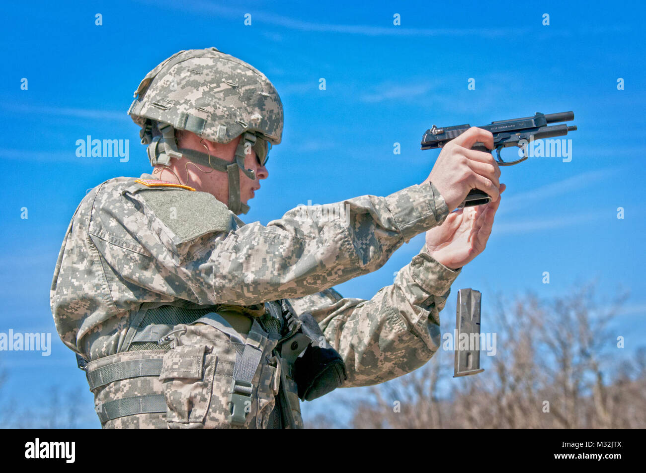 Spc. Beau Wilson, mit dem 630Th Transportation Company, lädt taktisch seine Beretta M9 Pistole während der 316 Sustainment Command (Auslandseinsätze) Beste Krieger Wettbewerb in Fort Knox, Ky., 16. März 2016. (U.S. Armee Foto: Staff Sgt. Dalton Smith/Freigegeben) 316 ESC besten Krieger Wettbewerb 2016 durch 316 ESC Stockfoto