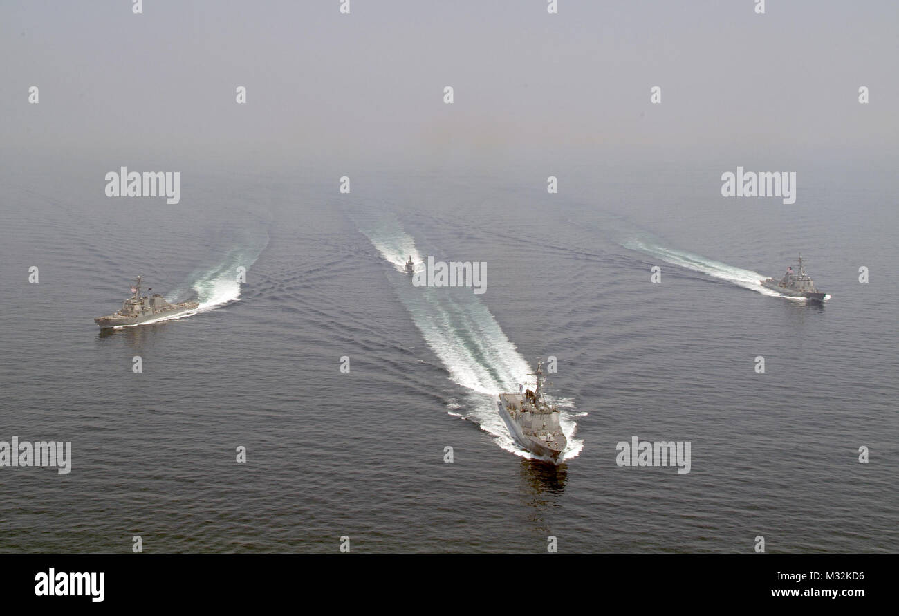 160525-N-YU 572-134 MEER VON JAPAN (25. Mai 2016) - der Republik Korea Zerstörer ROKS Sejong der Große (DDG-991), Front, die geführte Anti-raketen-Zerstörer USS Decatur (DDG73), links, der Republik Korea Corvette ROKS Yeosu (PCC-765), oben, und die geführten Anti-raketen-Zerstörer USS Momsen (DDG92), rechts, Dampf, die sich in der Ausbildung bei einem Manöver üben. Die Zerstörer Decatur, Momsen, und USS Spruance (DDG111), sind als Teil der US-Flotte 3 Pacific Oberfläche Action Group (PAC SAG) unter Destroyer Squadron (CDS) 31 eingesetzt. (U.S. Marine Foto von Naval Aircrewman 3. Klasse Coty Voll/Freigegeben) Pacific Sur Stockfoto
