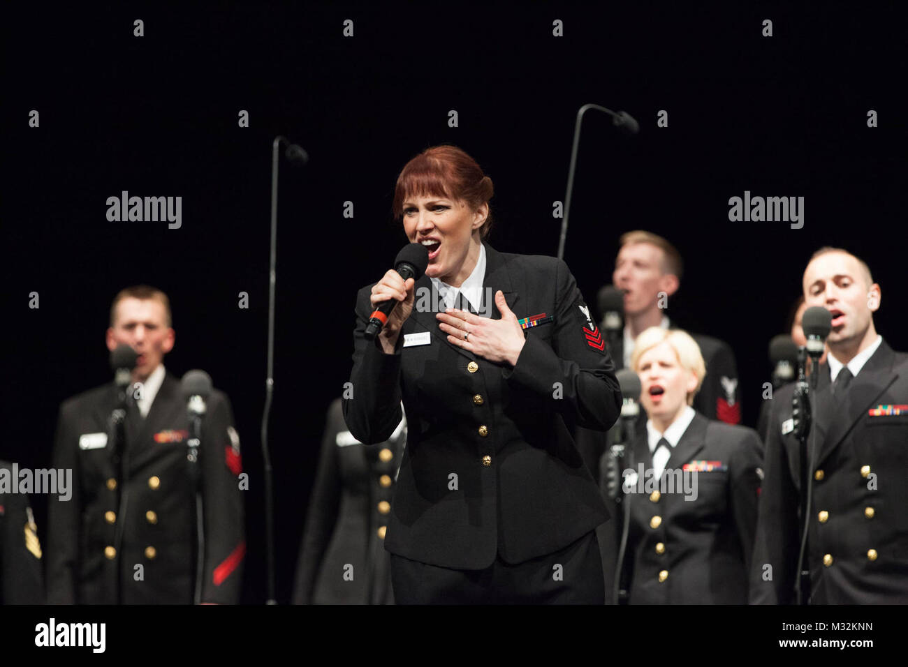 GLASTONBURY, CT (13. April 2016) Musiker 1. Klasse Maia Rodriguez, Alto, singt Rüstung und Rumpf der "Freiheit" während der patriotischen Teil ihrer Konzert in Glastonbury High School. Die Sea Chanters sind auf einer 22-tägigen Reise durch den Nordosten der Vereinigten Staaten. (U.S. Marine Foto durch Musiker 1. Klasse Sarah Blecker/Freigegeben) 160413-N-WV 624-209 von United States Navy Band Stockfoto