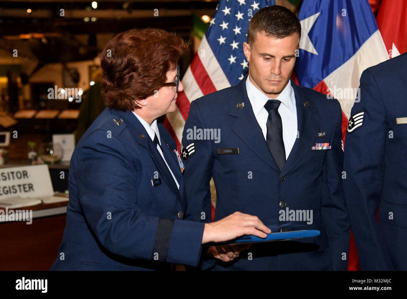 Senior Airman Austin Nauroth, 147 Aufklärer Flügel, Texas Air National Guard, erhält Auszeichnungen und Anerkennungen aus Brig. Gen. Dawn Farrell, stellvertretender Adjutant General für Luft, während die Texas militärische Abteilung am besten Krieger Wettbewerb Preisverleihung statt, 13. Mai an der Texas Militär Museum in Austin, Texas. (U.S. Army National Guard Foto von 1 Sgt. Daniel Griego/Freigegeben) 150513-Z-OH 613-038 von Texas militärische Abteilung Stockfoto