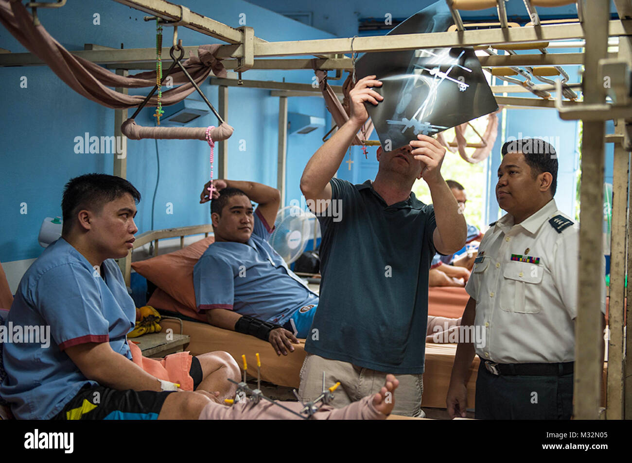 160523-N-KM 939-140: QUEZON CITY, Philippinen (23. Mai 2016) - Lt Daniel Bradley, in Pensacola, Fla., eine Marine Arzt zugeordnet USS John C Stennis (CVN 74) sieht bei X-Strahlen eines verletzten Filipino Soldat an die Streitkräfte der Philippinen Medical Center während einer Community service Veranstaltung. John C Stennis wird auf den Philippinen für eine Routine Hafen besichtigen, sondern beteiligt sich an der Community service Programme zu lernen neben Ihrem Host und zu arbeiten - nation Gegenstücke. Die Bereitstellung einer bereit, Kraft für die Sicherheit und Stabilität in der Indo-Asia - Pazifik, John C Stennis in Betrieb ist als Teil der Großen Gr Stockfoto