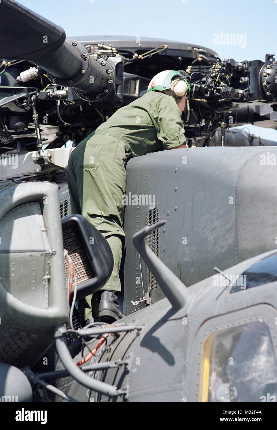 Bilder von Matthew Thomas während Naval Reserve aktives Training mit NAS Sigonella, Sizilien im Mai 2003 HC-4 schwarze Hengste sind in NASSIG stationiert. Mannschaft: AM 1 James Hale-HC-4 von PH1 Thomas118 von navalsafetycenter Stockfoto