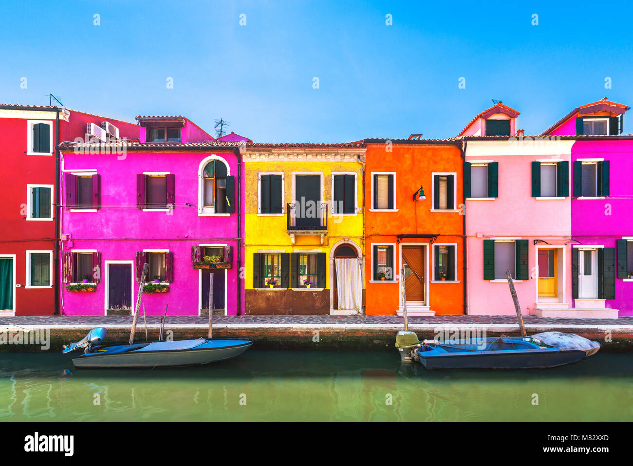 Wahrzeichen von Venedig, Burano Insel Kanal, bunte Häuser und Boote, Italien. Europa Stockfoto