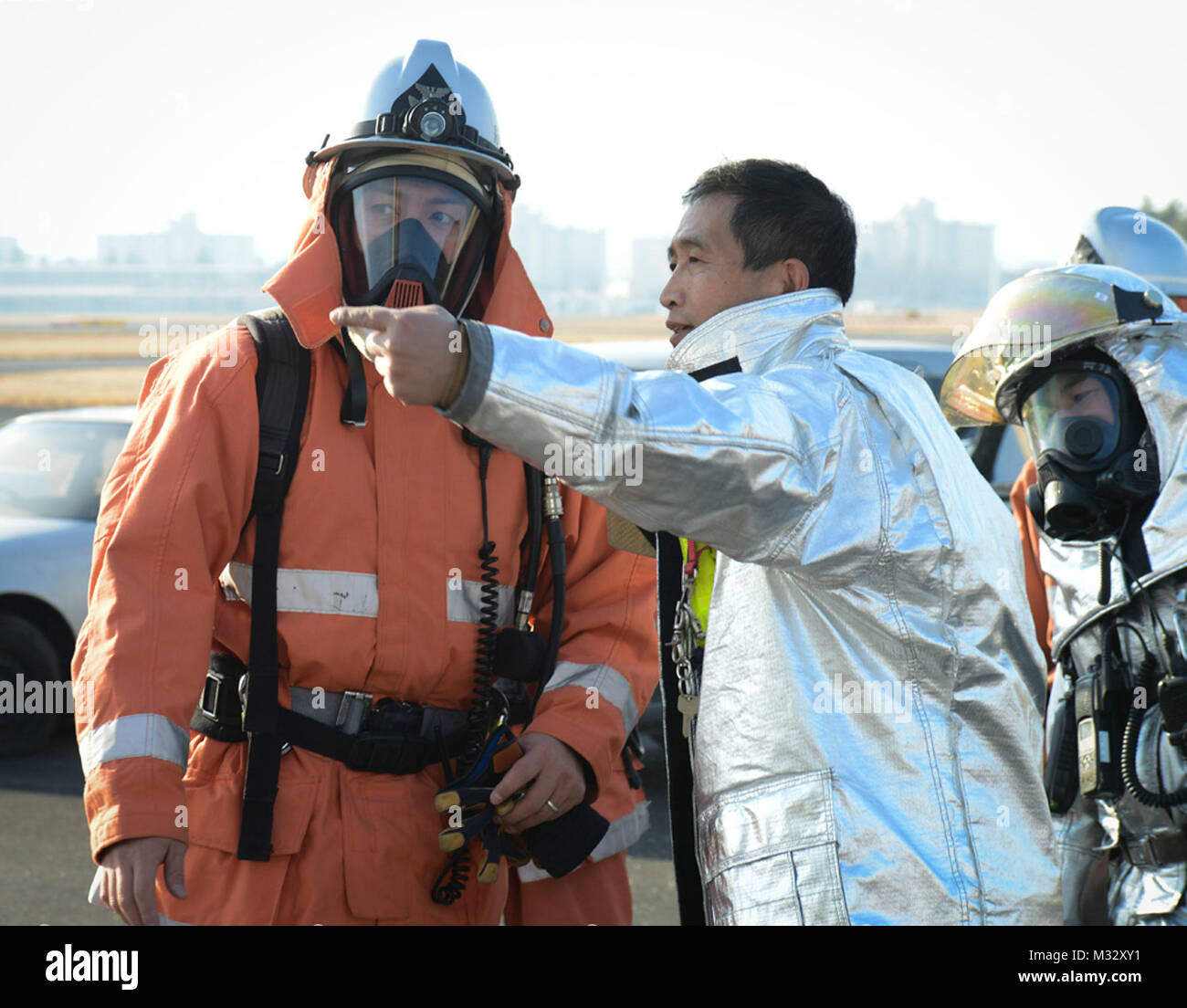 Kazuyuki Kasuya, ein Feuerwehrmann aus dem 374 Tiefbau Squadron, übersetzt die Bestellungen auf ein Feuerwehrmann mit der Japan Air Verteidigung-kraft an Yokota Air Base, Japan, 23.01.2014. Bilaterale Partnerschaft ist entscheidend für die Sicherheit der Gemeinschaft zu gewährleisten. (U.S. Air Force Foto von Airman 1st Class Meagan Schutter/Freigegeben) übersetzt Bestellungen auf ein Feuerwehrmann mit der Japan Air Verteidigung-kraft. Bilaterale partnershi durch # FIRMA PACOM Stockfoto