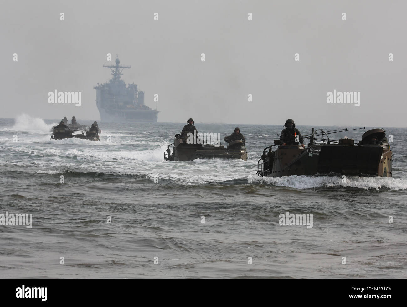 Republik Korea Marine Drive Amphibious Assault Fahrzeuge auf Dogue Strand während der Übung Ssang Yong, Pohang, Korea, 3. April 2014. Übung Ssang Yong wird jährlich in der ROK durchgeführt Interoperabilität zwischen USA und ROK Kräfte zu, indem Sie ein breites Spektrum von Amphibischen Operationen während präsentiert sea-basierten Power Projektion im Pazifik zu verbessern. (U.S. Marine Corps Foto von Cpl. Lauren Whitney/Freigegeben) Rohrbelüfter an Land gehen, durch # FIRMA PACOM Stockfoto