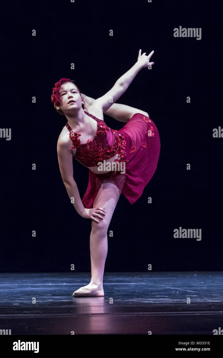 12-jährige Mädchen eine solo lyrische Tanz auf der Bühne, eine Haltung arabesque drehen Stockfoto