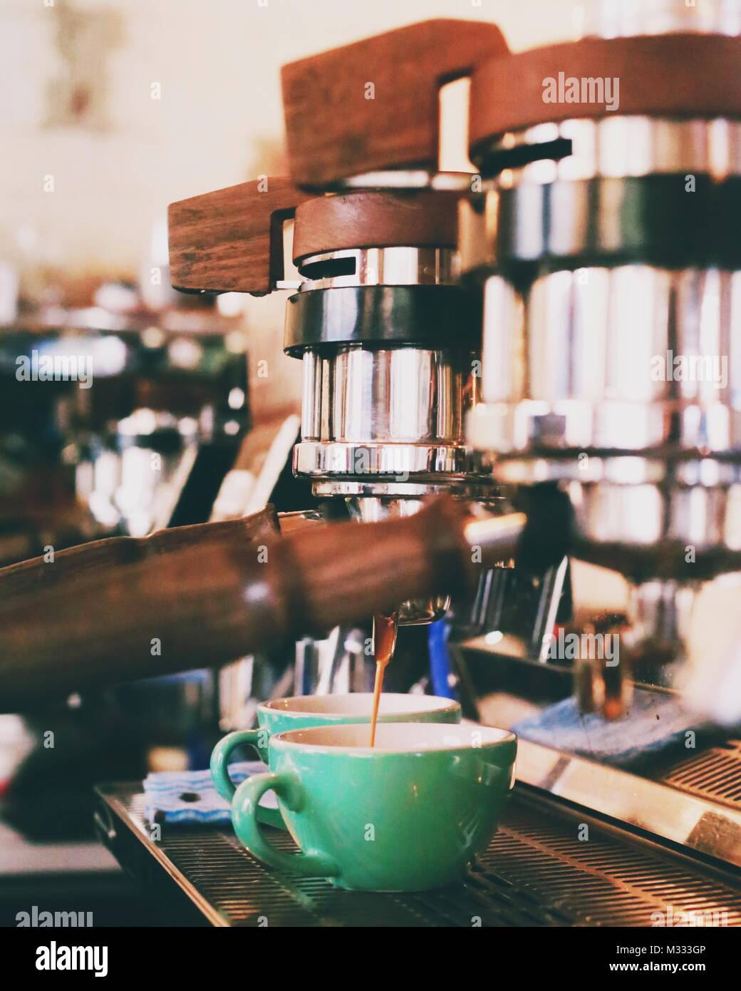 Die Herstellung und Lieferung der beste Kaffee in der großen Melbourne Cafe, Vertue Kaffeeröster Stockfoto