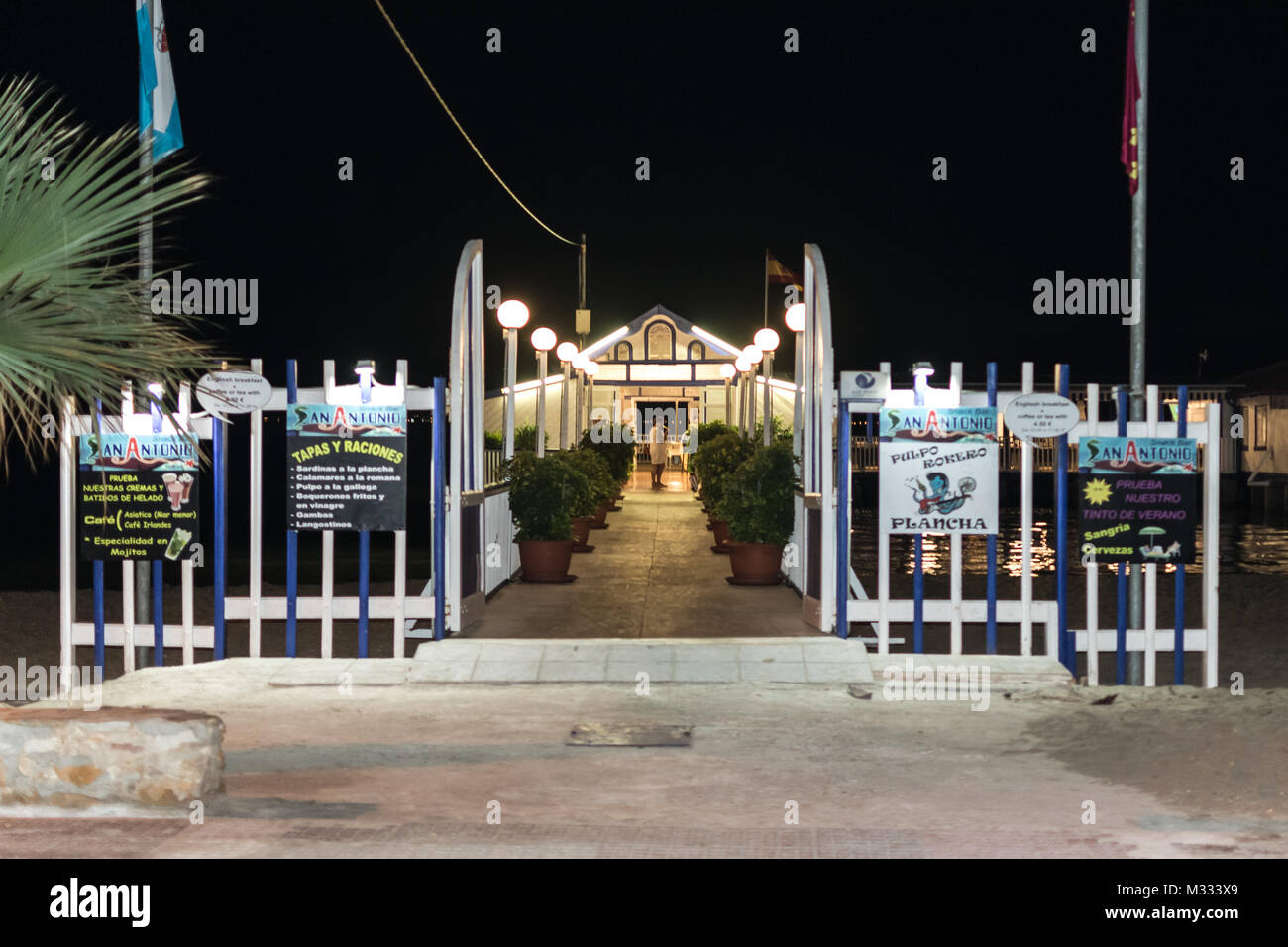 Los Alcazares. Murcia, Spanien 25 August 2017 Blick von der Plattform auf den Strand ein kurzer Spaziergang rund um spanische Stadt und Küste des Mar Menor auf den letzten Besuch. Stockfoto