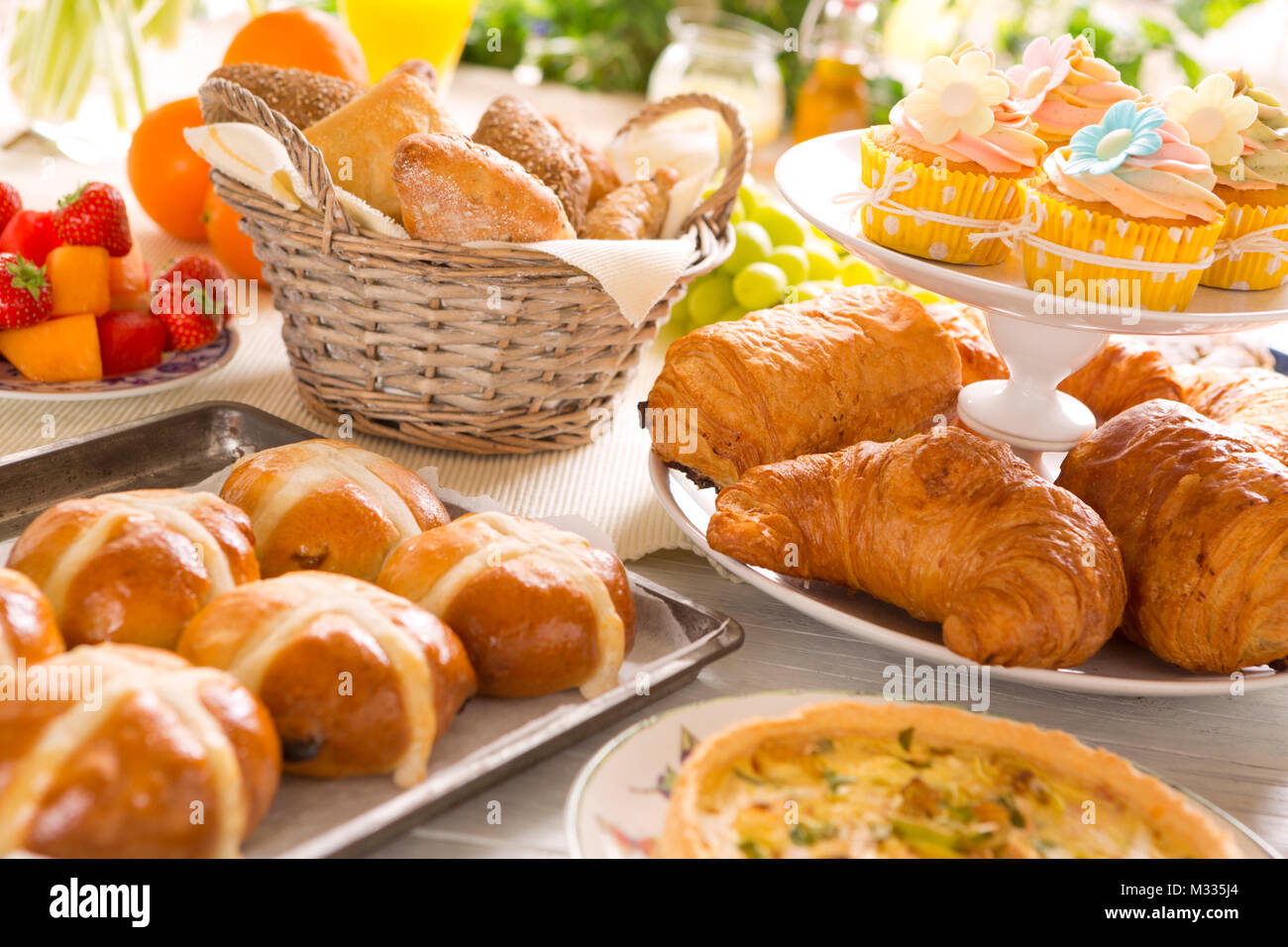 Frühstück oder Brunch Tabelle mit allerlei leckeren Delikatessen bereit für ein Ostern Essen gefüllt. Stockfoto
