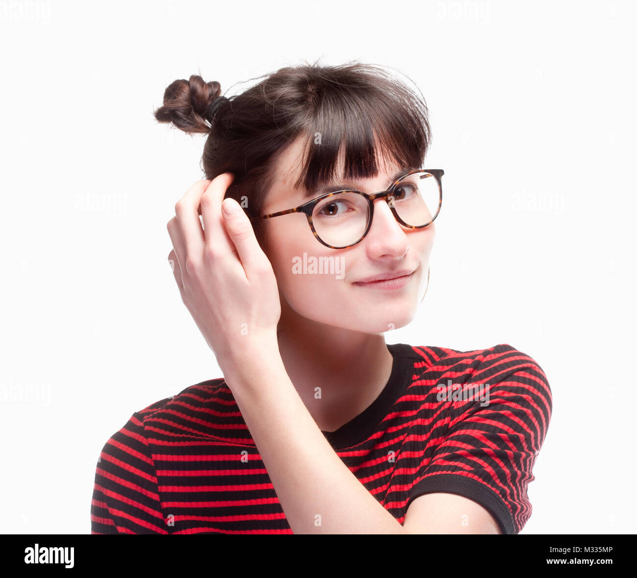 Portrait von ein junges Mädchen mit dunklen Haaren und Brille. Stockfoto