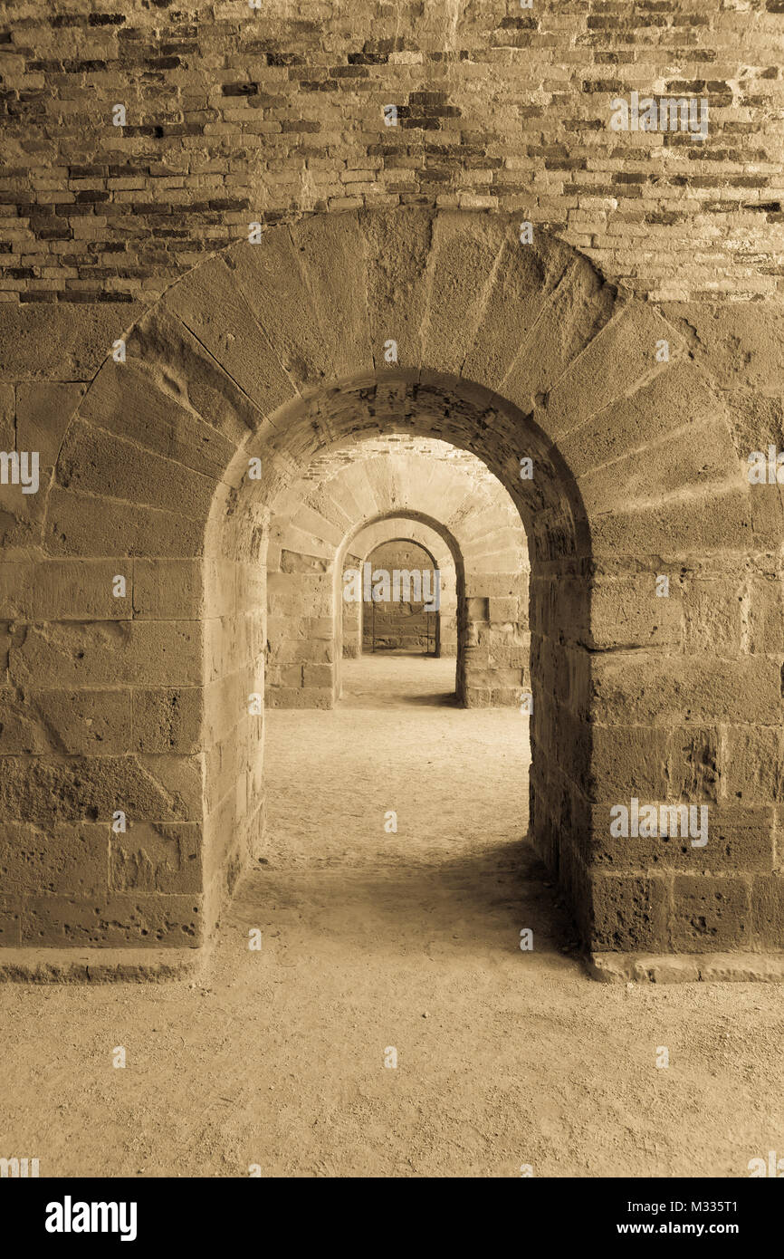 Italien - die Alte Burg von Syrakus in Sizilien. Bögen aus Stein in der Perspektive. Stockfoto