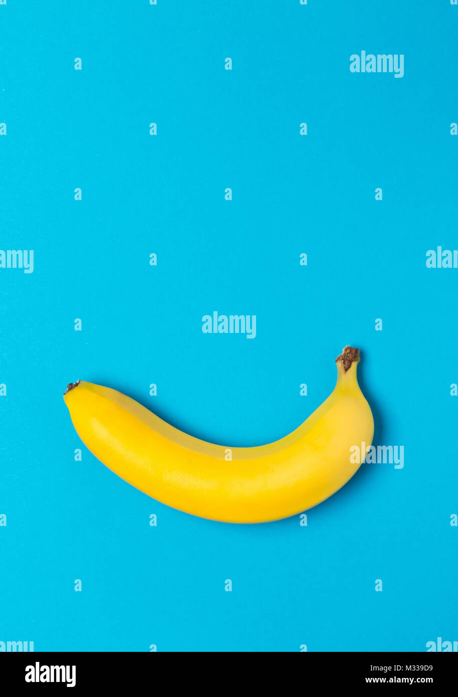 Single Frische, gelbe, reife Banane über cyan Hintergrund Stockfoto