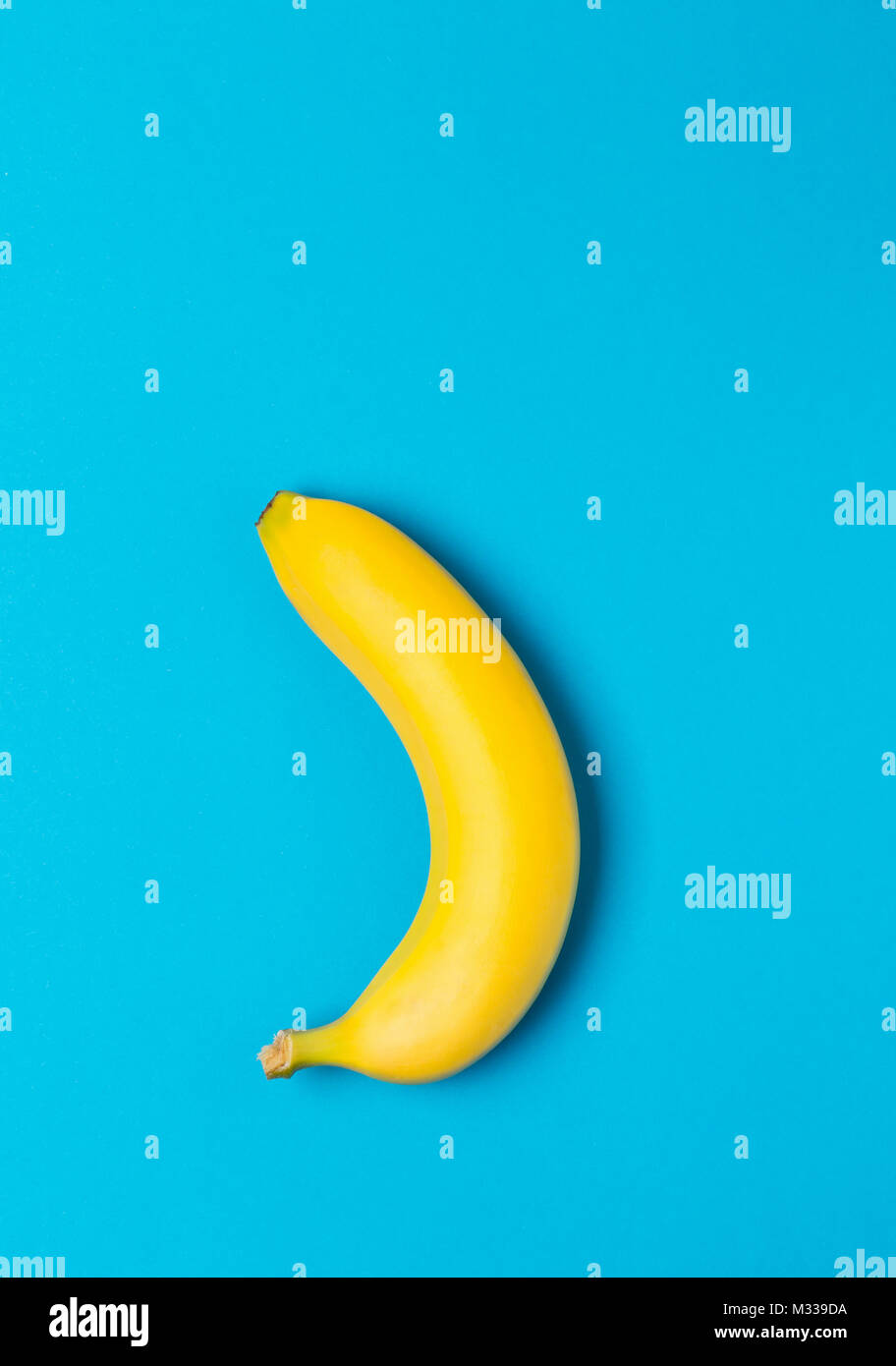 Single Frische, gelbe, reife Banane über cyan Hintergrund Stockfoto