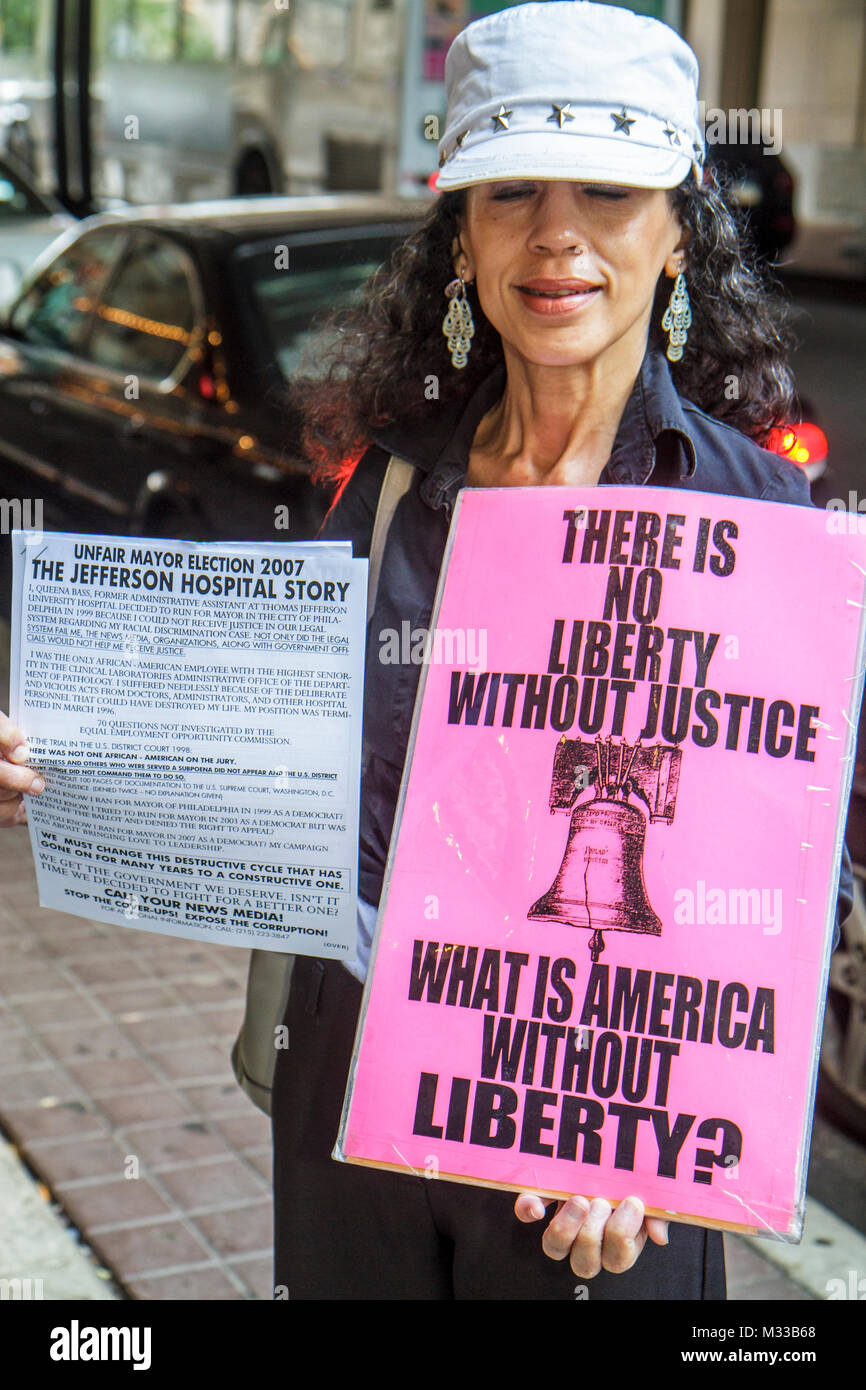 Philadelphia Pennsylvania, Filbert Street, schwarze Frauen, Aktivistin, Schild, Protesterin, lange kurze bürgermeisterliche Kandidatin, Queena Bass, rassische Diskriminaten Stockfoto