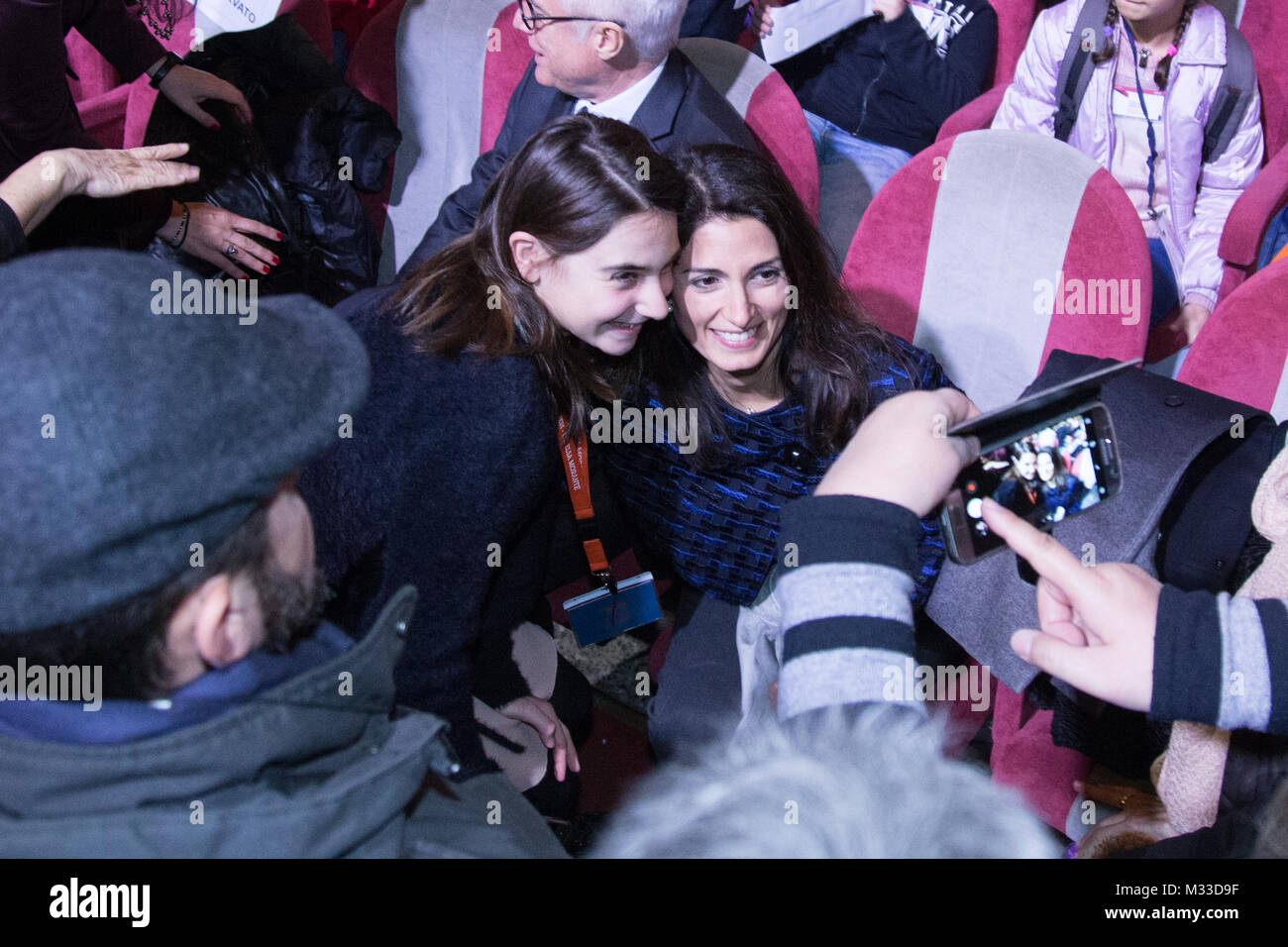 Roma, Italien. 08 Feb, 2018. Bürgermeister von Rom Virginia Raggi am Teatro Sistina in Rom Quelle: Matteo Nardone/Pacific Press/Alamy leben Nachrichten Stockfoto