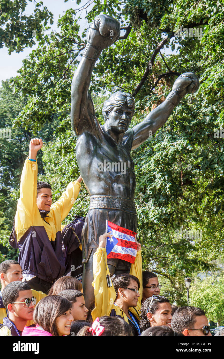 Philadelphia Pennsylvania, Philadelphia Museum of Art, Rocky, Film, Statue, Sylvester Stallone, Puerto Rico Flagge, junge Jungen Jungen Jungen Jungen männlich Kind Kinder Kind chil Stockfoto