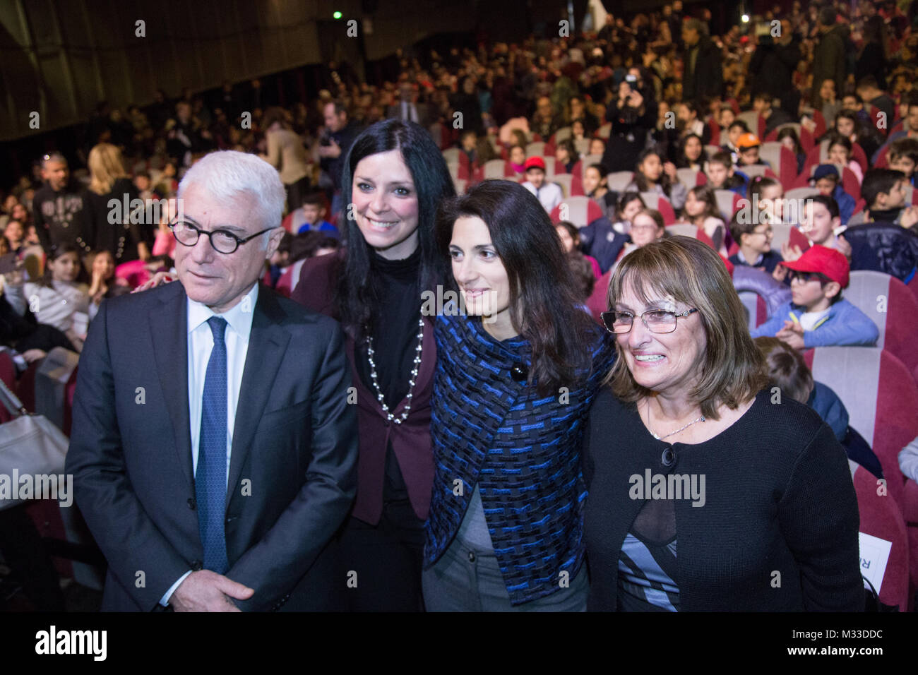 Roma, Italien. 08 Feb, 2018. Der Bürgermeister von Rom Virginia Raggi und der Präsident der Atac Paolo Simioni mit Stadtrat für die Stadt in Bewegung Linda Meleo und Maria Teresa Zotta, Präsident des Römischen Schule Kommission Quelle: Matteo Nardone/Pacific Press/Alamy leben Nachrichten Stockfoto