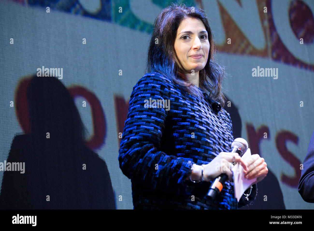 Roma, Italien. 08 Feb, 2018. Der Bürgermeister von Rom Virginia Raggi auf der Bühne des Teatro Sistina in Rom Quelle: Matteo Nardone/Pacific Press/Alamy leben Nachrichten Stockfoto