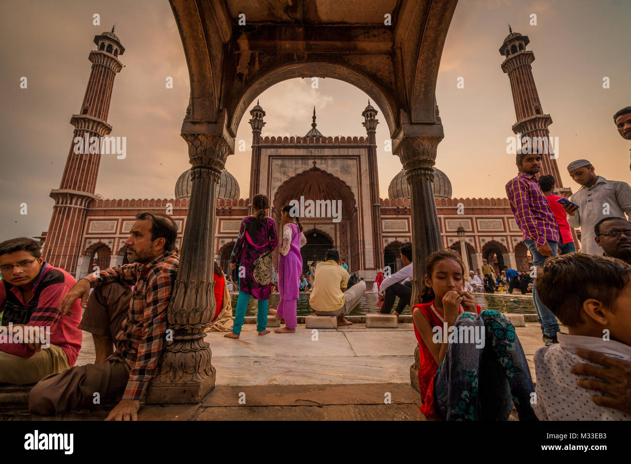 Menschen in Jama Masjid, Old Delhi, Indien ruhen Stockfoto