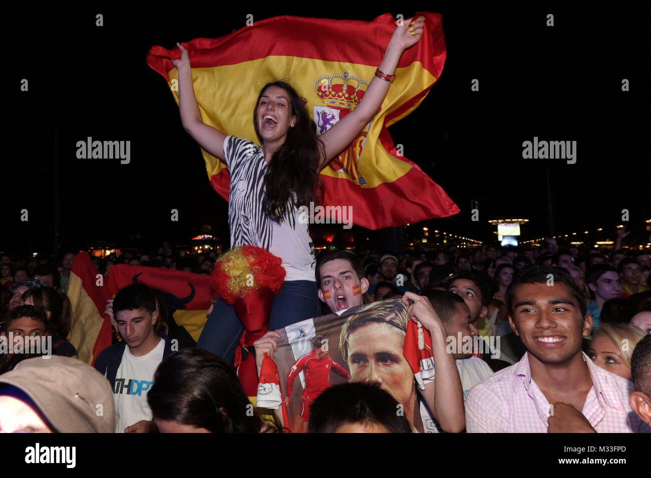 Laut jubelnde Fußballfans beim Sieg von Spanien gegen Italien an der Fanmeile zur Europameisterschaft 2012 am Brandenburger Tor in Berlin. Stockfoto