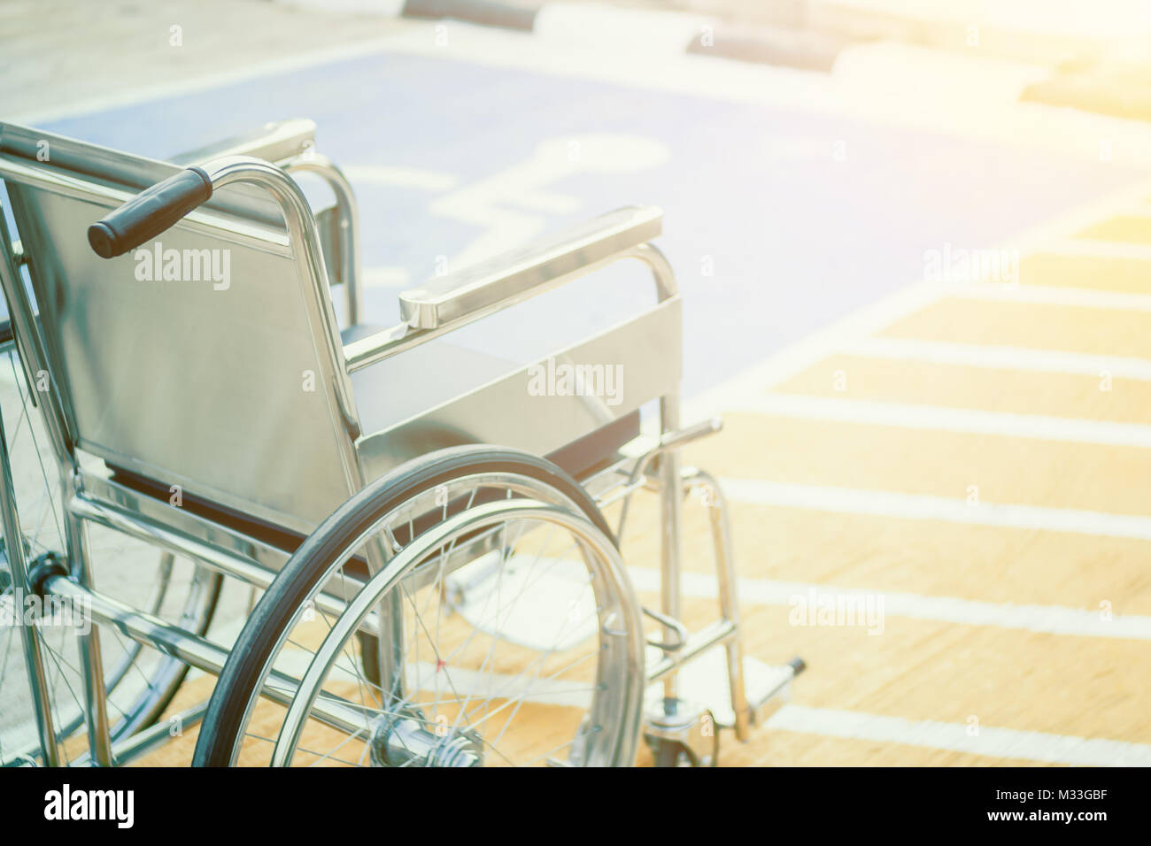 Rollstühle im Krankenhaus, Rollstühle für behinderte Person Dienstleistungen. mit Licht kopieren Speicherplatz auf der linken Bereich Stockfoto